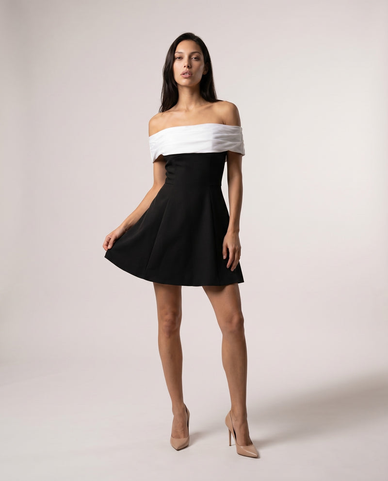 Olea – Sort Minikjole med Off-Shoulder Krage
